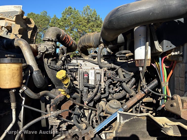 image for item ET7274 2012 International DF697 semi truck