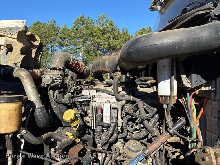 image for item ET7274 2012 International DF697 semi truck