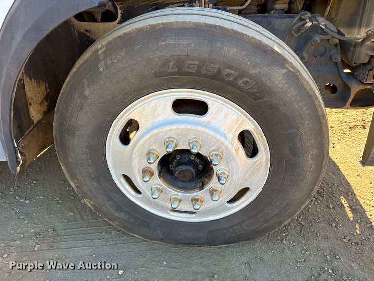 image for item ET7274 2012 International DF697 semi truck