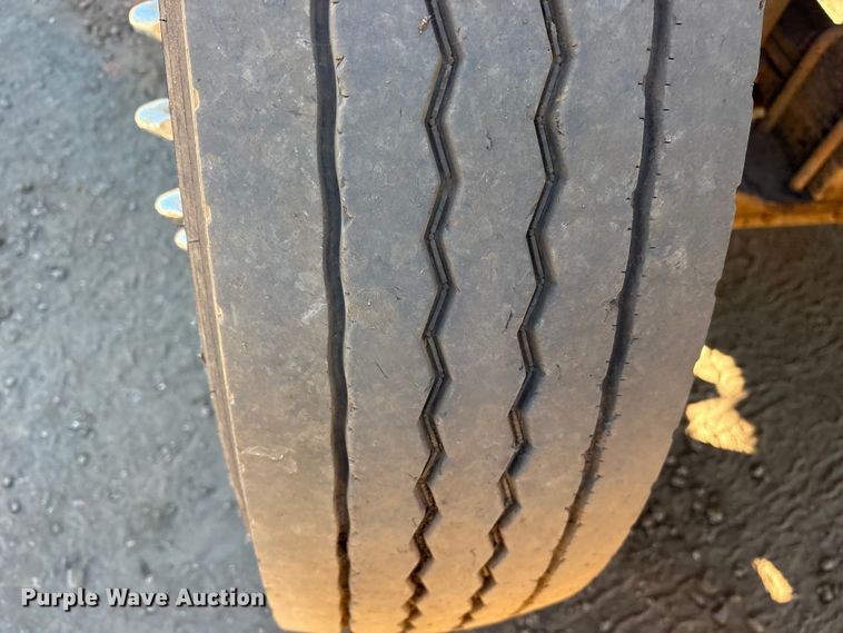 image for item ET7274 2012 International DF697 semi truck