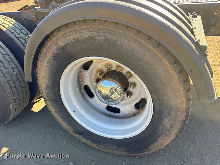 image for item ET7274 2012 International DF697 semi truck