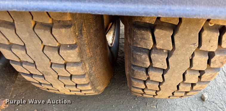 image for item ET7274 2012 International DF697 semi truck