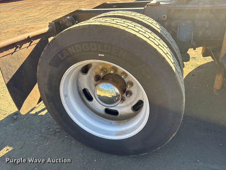 image for item ET7274 2012 International DF697 semi truck