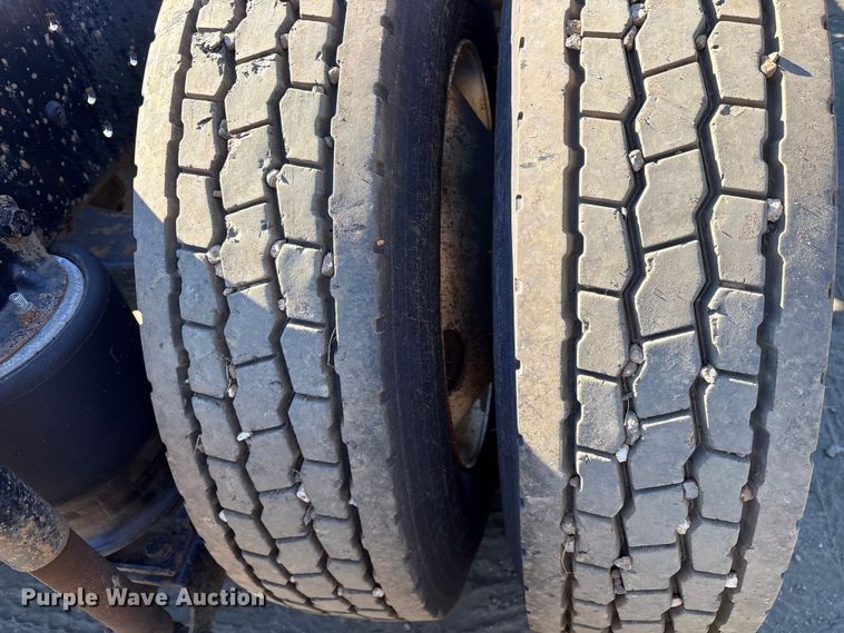 image for item ET7274 2012 International DF697 semi truck