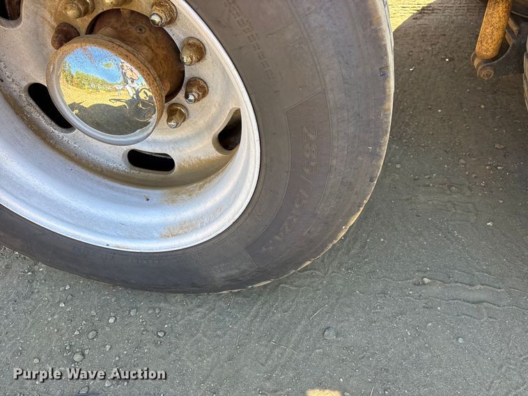 image for item ET7274 2012 International DF697 semi truck