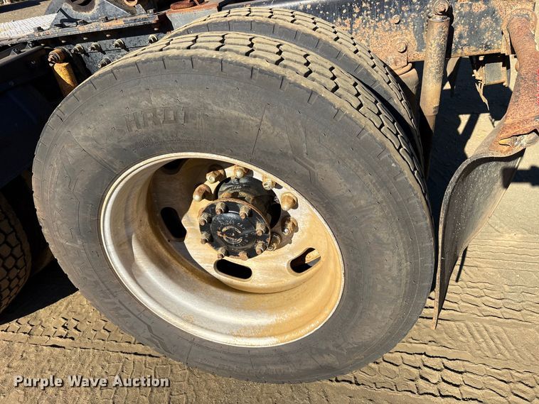 image for item ET7274 2012 International DF697 semi truck