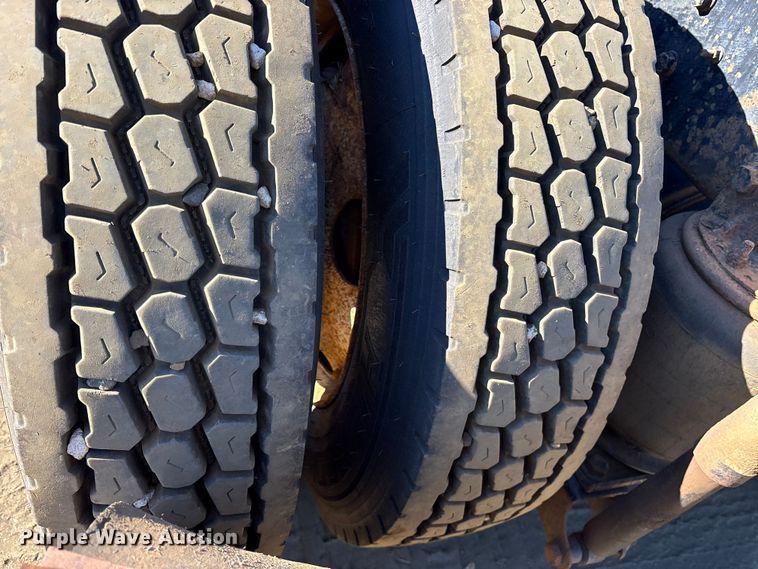 image for item ET7274 2012 International DF697 semi truck