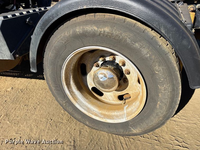 image for item ET7274 2012 International DF697 semi truck