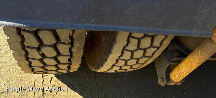 image for item ET7274 2012 International DF697 semi truck