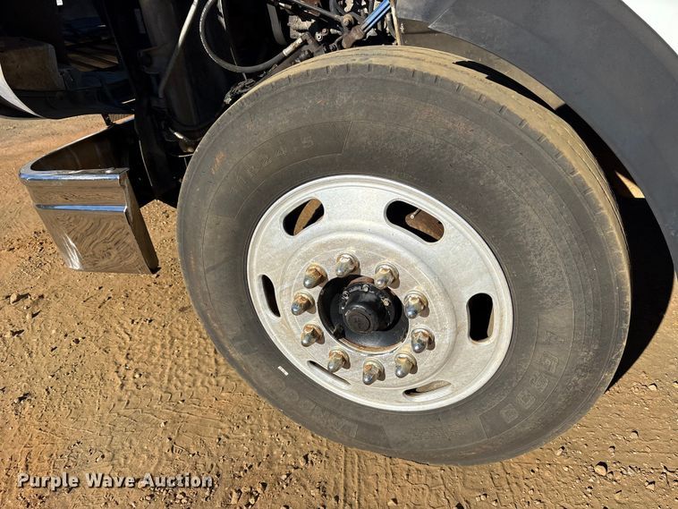 image for item ET7274 2012 International DF697 semi truck