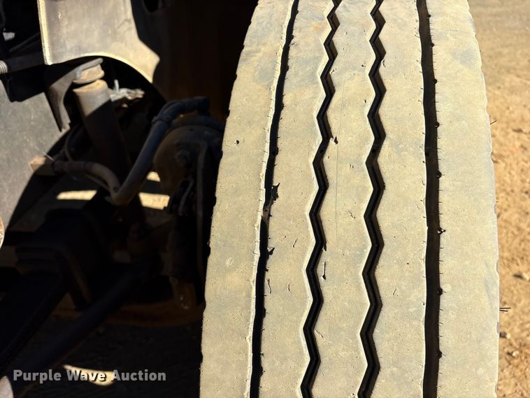 image for item ET7274 2012 International DF697 semi truck