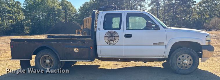 image for item ET7275 2001 GMC Sierra 3500 Ext. Cab flatbed pickup truck