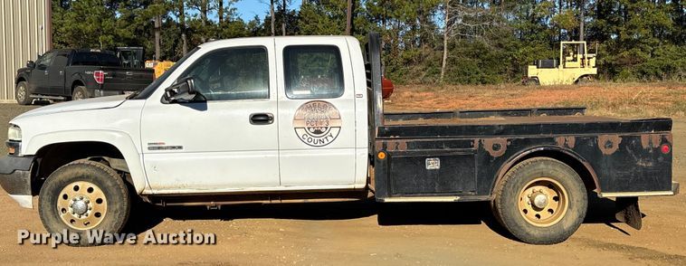 image for item ET7275 2001 GMC Sierra 3500 Ext. Cab flatbed pickup truck