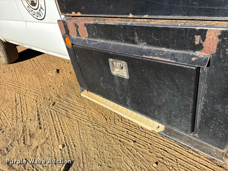 image for item ET7275 2001 GMC Sierra 3500 Ext. Cab flatbed pickup truck