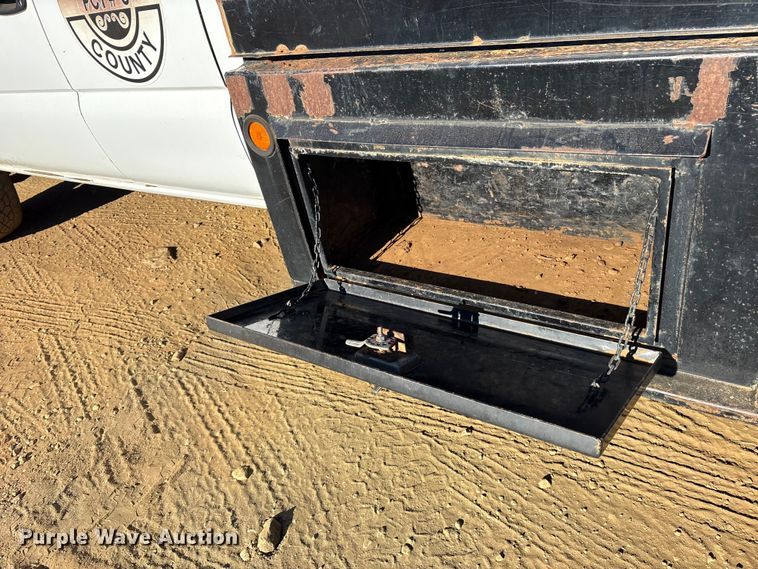 image for item ET7275 2001 GMC Sierra 3500 Ext. Cab flatbed pickup truck