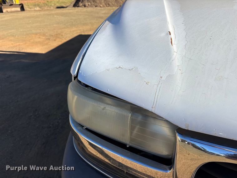 image for item ET7275 2001 GMC Sierra 3500 Ext. Cab flatbed pickup truck