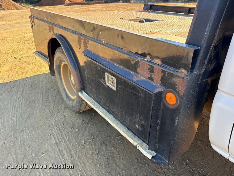 image for item ET7275 2001 GMC Sierra 3500 Ext. Cab flatbed pickup truck