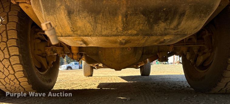 image for item ET7275 2001 GMC Sierra 3500 Ext. Cab flatbed pickup truck