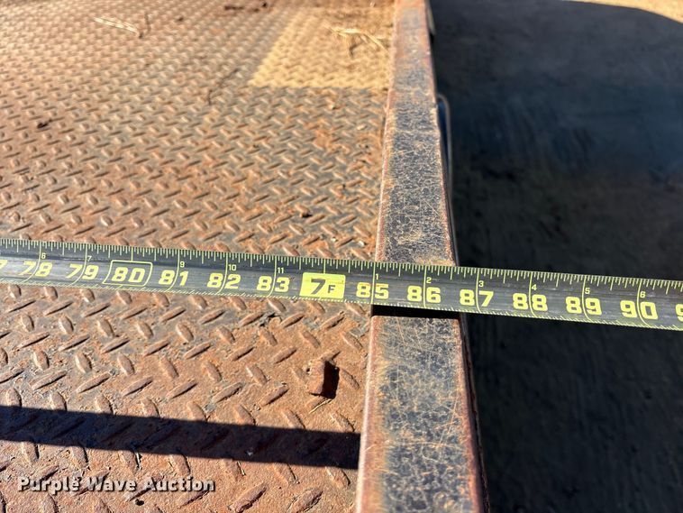 image for item ET7275 2001 GMC Sierra 3500 Ext. Cab flatbed pickup truck