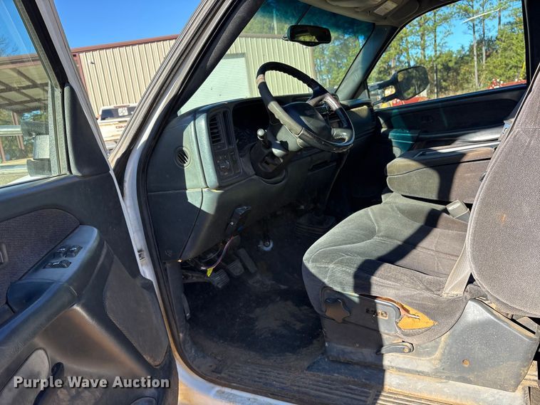 image for item ET7275 2001 GMC Sierra 3500 Ext. Cab flatbed pickup truck