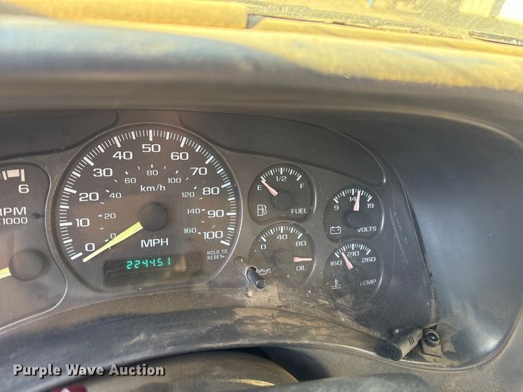 image for item ET7275 2001 GMC Sierra 3500 Ext. Cab flatbed pickup truck