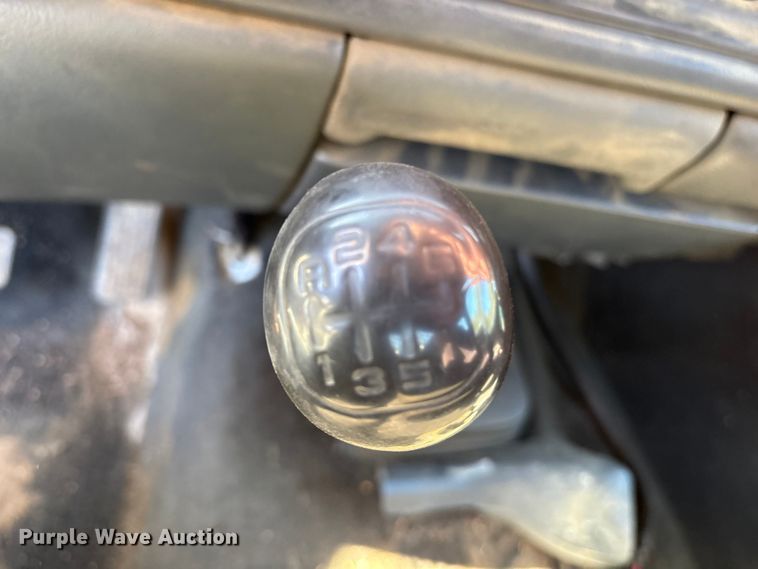 image for item ET7275 2001 GMC Sierra 3500 Ext. Cab flatbed pickup truck