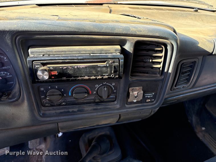 image for item ET7275 2001 GMC Sierra 3500 Ext. Cab flatbed pickup truck