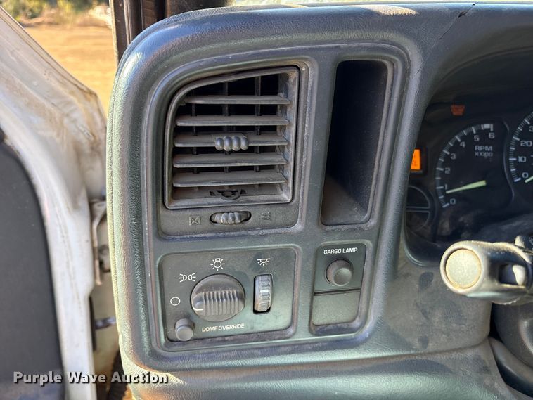 image for item ET7275 2001 GMC Sierra 3500 Ext. Cab flatbed pickup truck