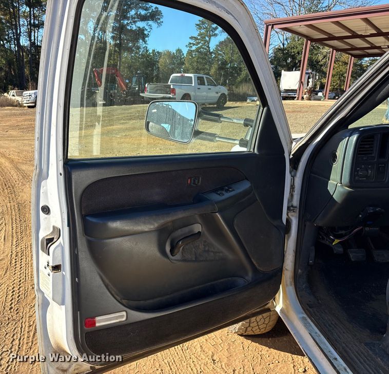 image for item ET7275 2001 GMC Sierra 3500 Ext. Cab flatbed pickup truck