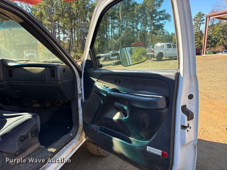 image for item ET7275 2001 GMC Sierra 3500 Ext. Cab flatbed pickup truck