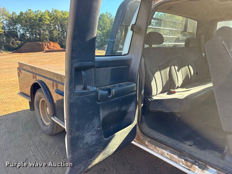image for item ET7275 2001 GMC Sierra 3500 Ext. Cab flatbed pickup truck