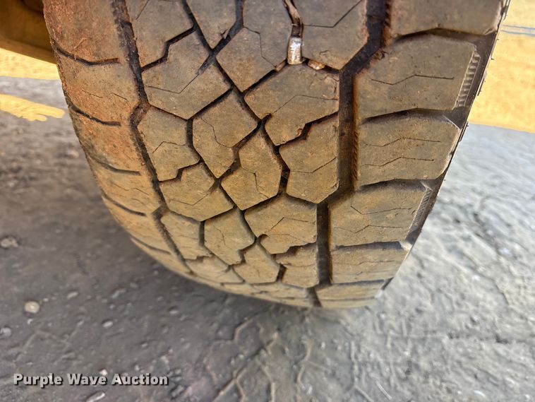 image for item ET7275 2001 GMC Sierra 3500 Ext. Cab flatbed pickup truck