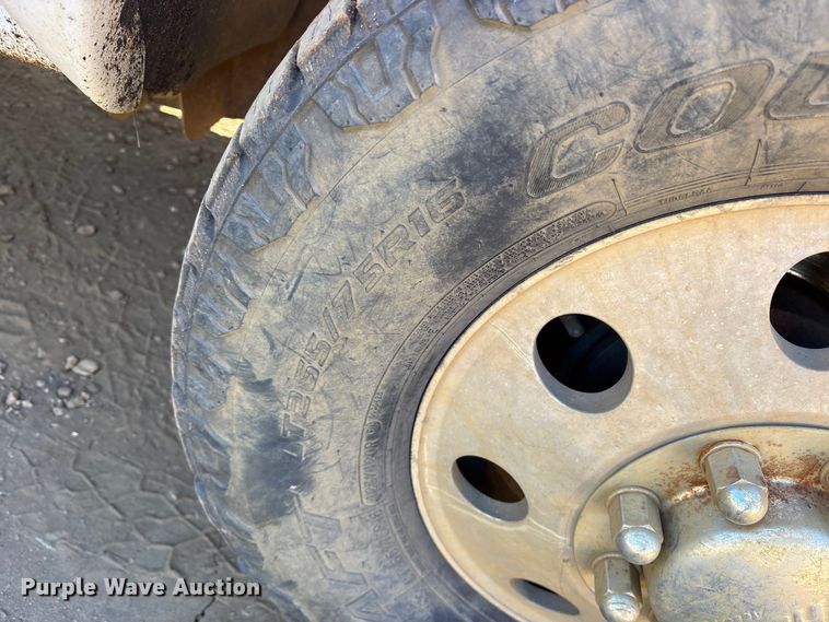 image for item ET7275 2001 GMC Sierra 3500 Ext. Cab flatbed pickup truck