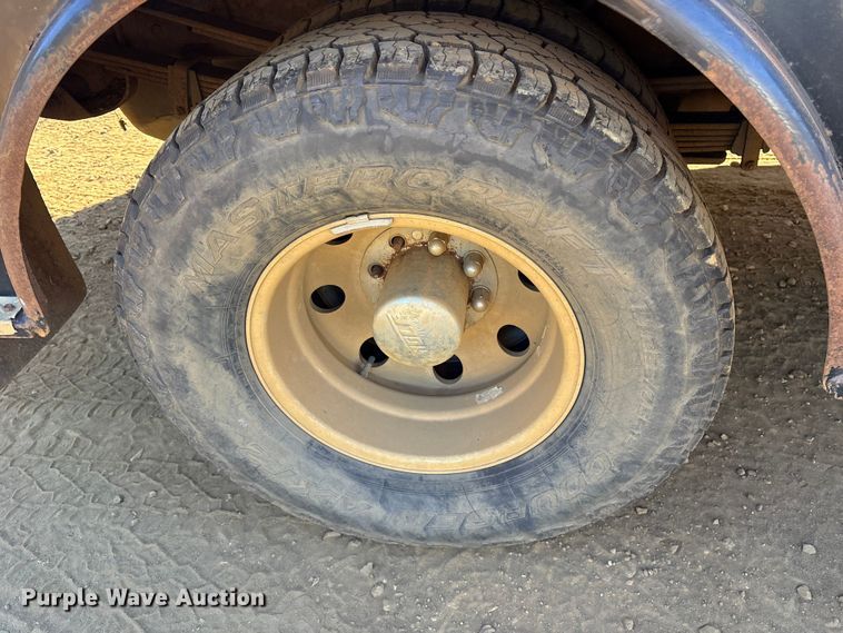 image for item ET7275 2001 GMC Sierra 3500 Ext. Cab flatbed pickup truck