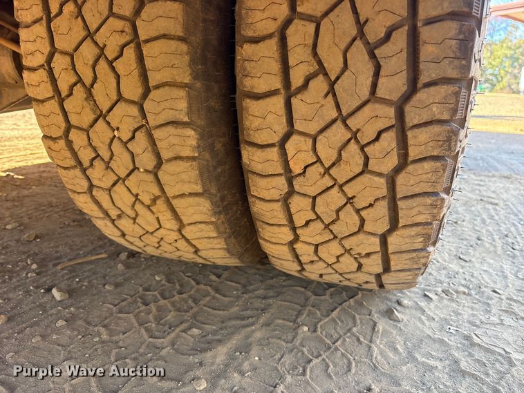 image for item ET7275 2001 GMC Sierra 3500 Ext. Cab flatbed pickup truck