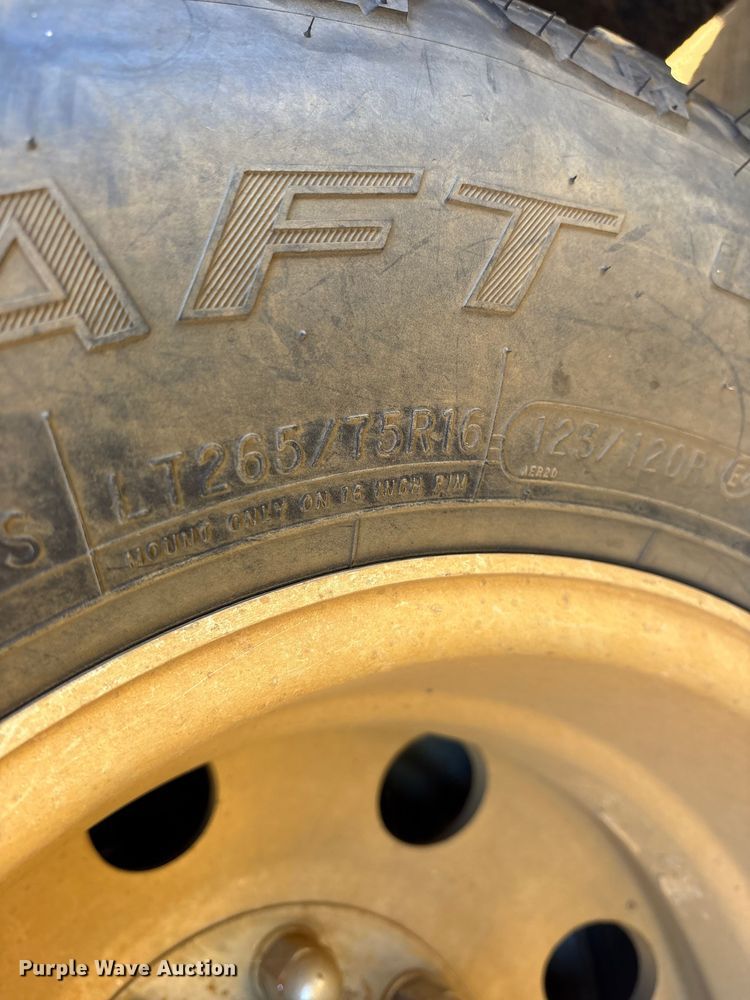 image for item ET7275 2001 GMC Sierra 3500 Ext. Cab flatbed pickup truck