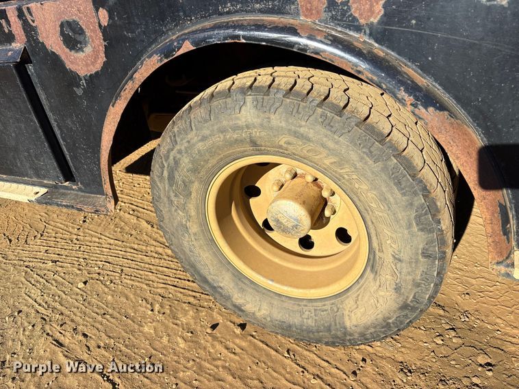 image for item ET7275 2001 GMC Sierra 3500 Ext. Cab flatbed pickup truck