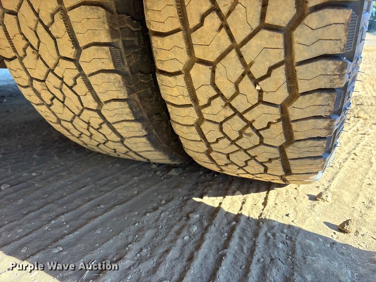 image for item ET7275 2001 GMC Sierra 3500 Ext. Cab flatbed pickup truck