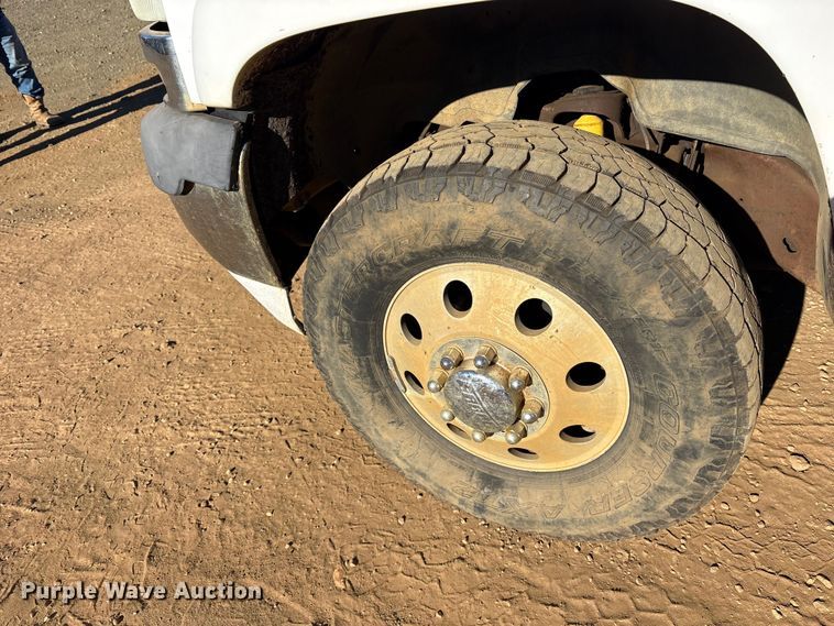 image for item ET7275 2001 GMC Sierra 3500 Ext. Cab flatbed pickup truck