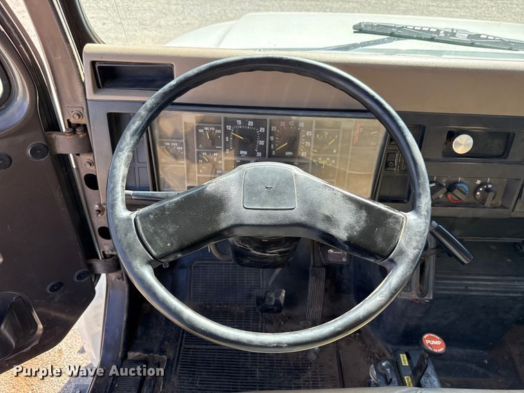 image for item EU5128 1993 International 4700 dump truck