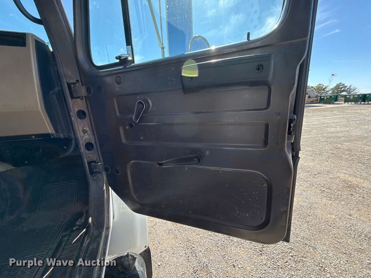 image for item EU5128 1993 International 4700 dump truck