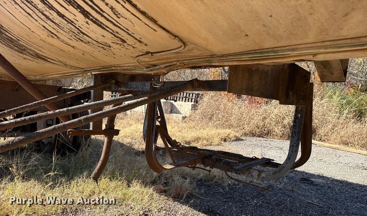 image for item EU5420 1970 Fruehauf TEHF2E asphalt trailer