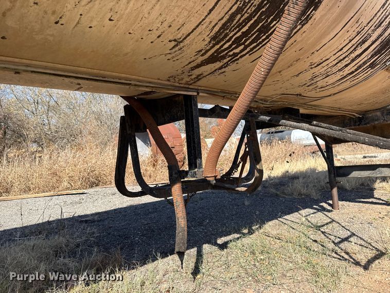 image for item EU5420 1970 Fruehauf TEHF2E asphalt trailer