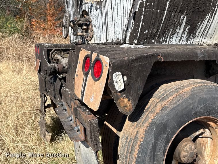 image for item EU5420 1970 Fruehauf TEHF2E asphalt trailer