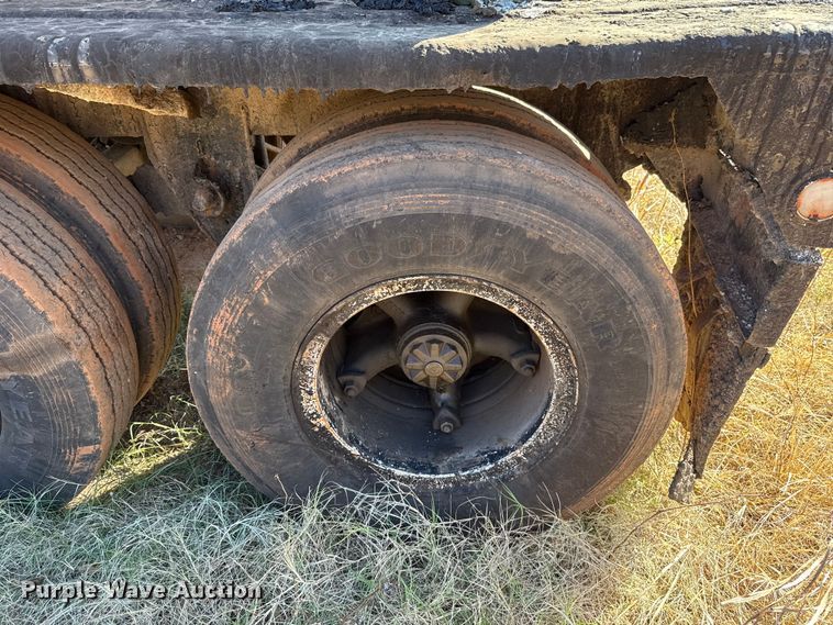 image for item EU5420 1970 Fruehauf TEHF2E asphalt trailer