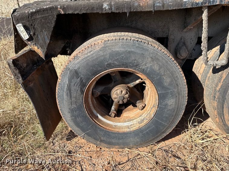 image for item EU5420 1970 Fruehauf TEHF2E asphalt trailer