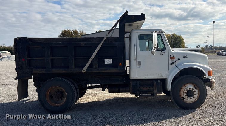 image for item FI0024 2001 International 4700 dump truck