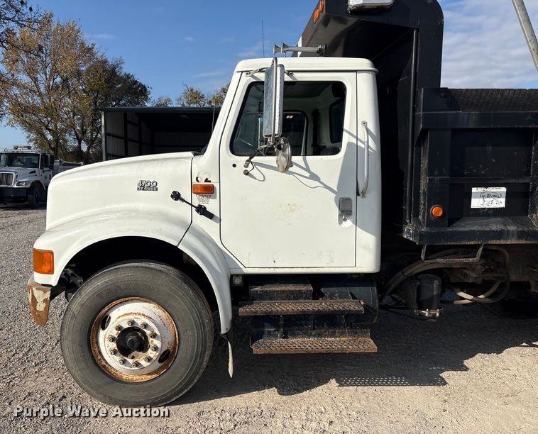image for item FI0024 2001 International 4700 dump truck