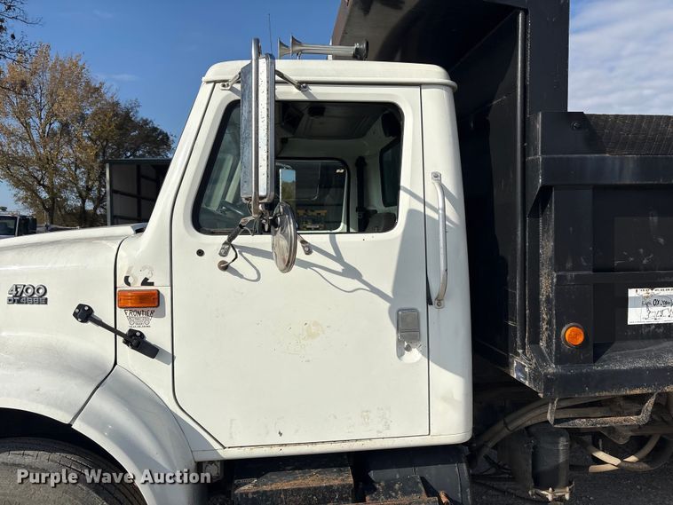 image for item FI0024 2001 International 4700 dump truck