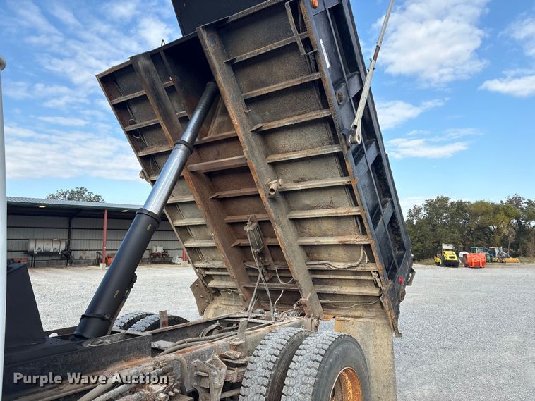 image for item FI0024 2001 International 4700 dump truck